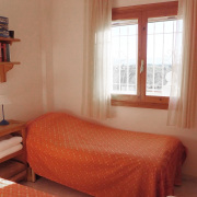 Kleines Schlafzimmer mit zwei Doppelbetten